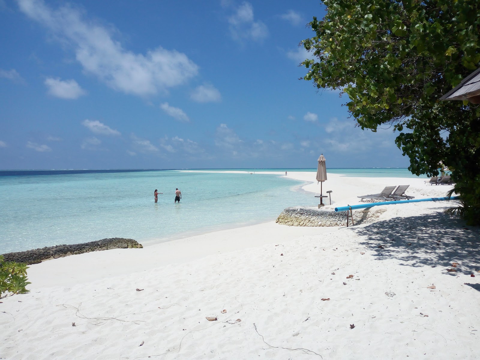 Foto di Gangehi Island Resort con una superficie del sabbia bianca
