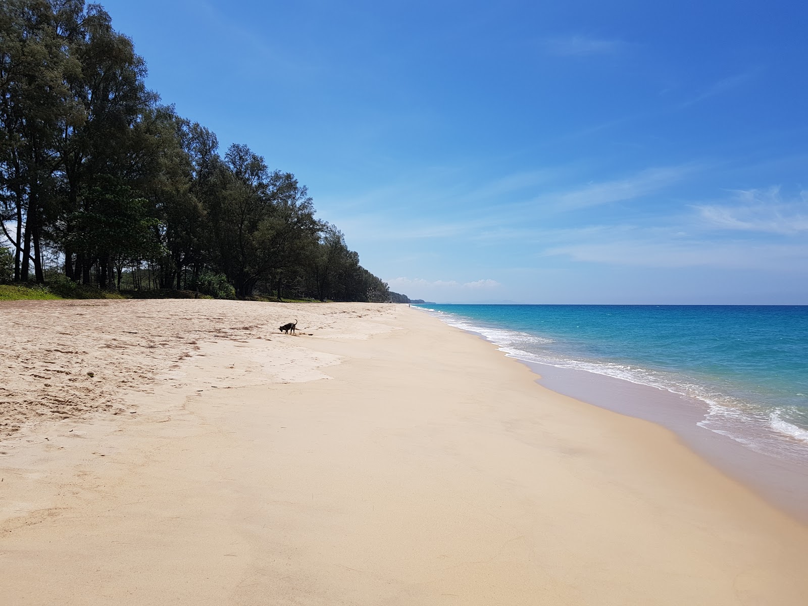 Thaimuang Beach的照片 带有碧绿色纯水表面