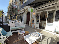 Atmosphère du Crêperie L'oiseau d'été de Valentin | Salon De Thé & Café, Crêperie & Dégustation Corse à Nice - n°16