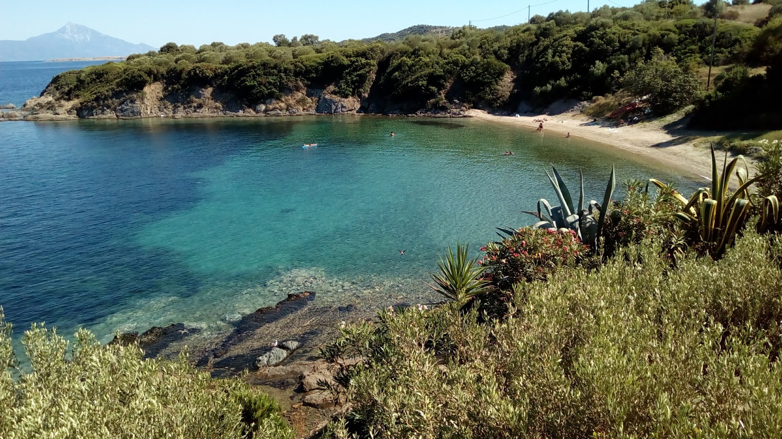 Foto di Ammouliani beach con una superficie del sabbia beige
