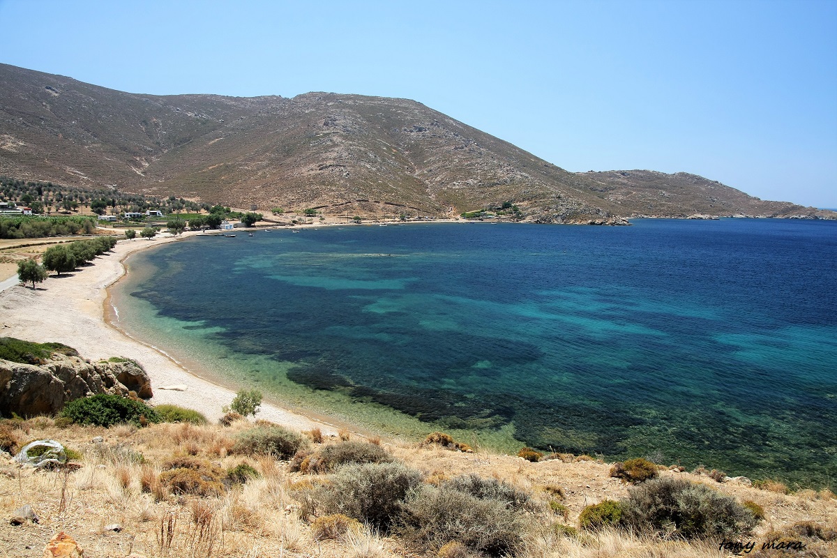 Foto de Paralia Diakofti con arena gris y rocas superficie