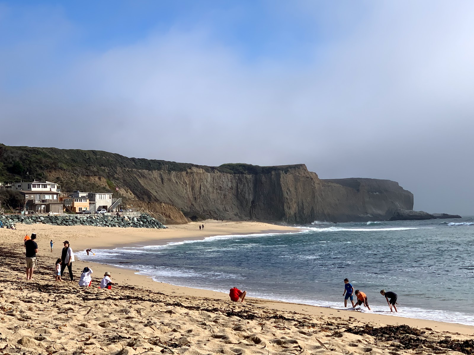 Fotografie cu Martin's Beach - locul popular printre cunoscătorii de relaxare