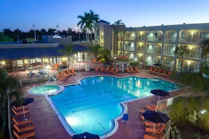 La Quinta Inn & Suites by Wyndham Ft. Myers-Sanibel Gateway image