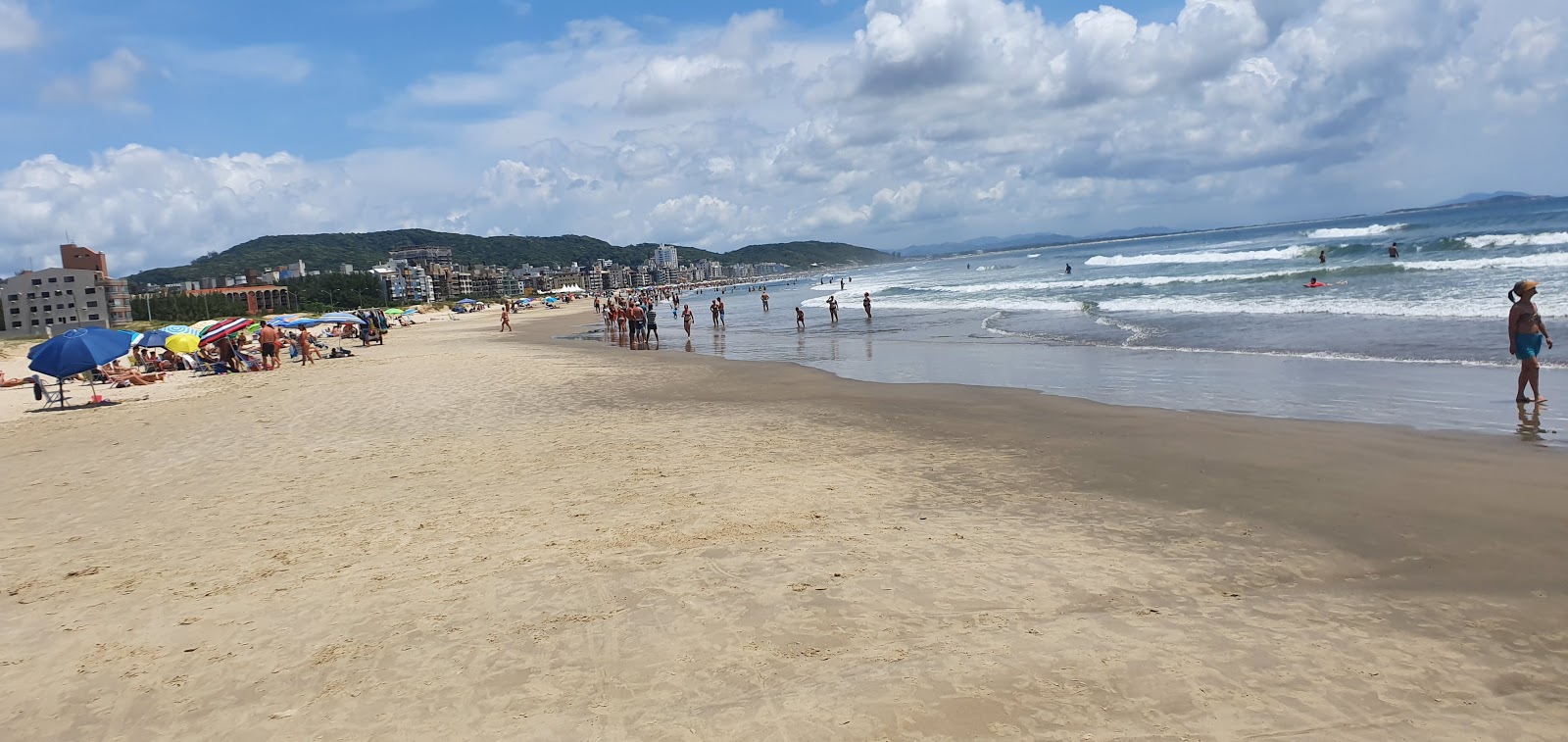 Foto af Praia do Mar Grosso bakket op af klipperne