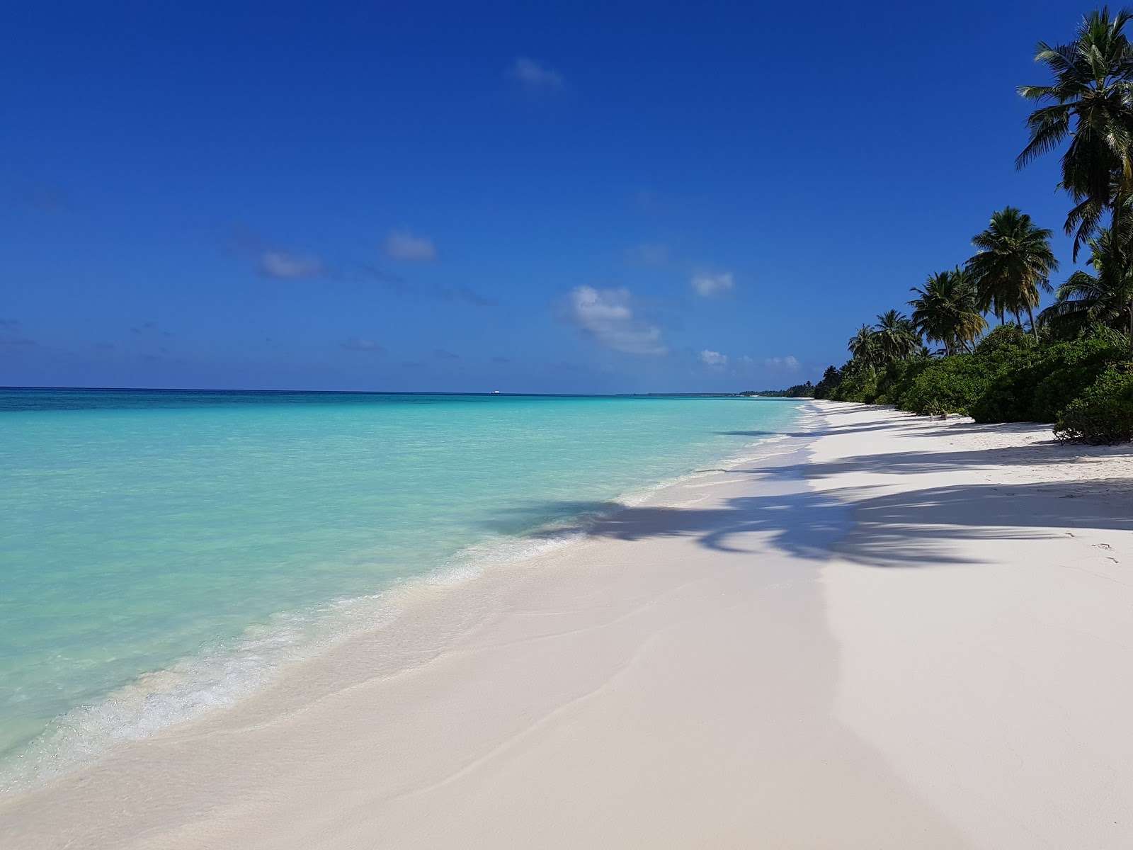 Φωτογραφία του Παραλία Μουκουριμάγκου με ψιλή λευκή άμμος επιφάνεια