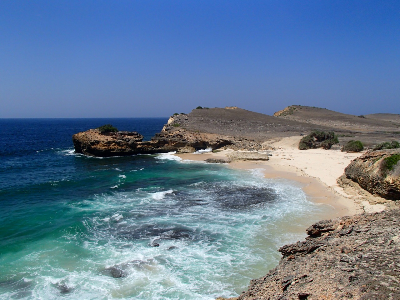 Foto von Goroh Kemalik Beach mit heller sand Oberfläche