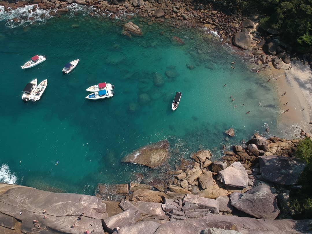 Foto di Praia Do Caxadaco sorretto da scogliere