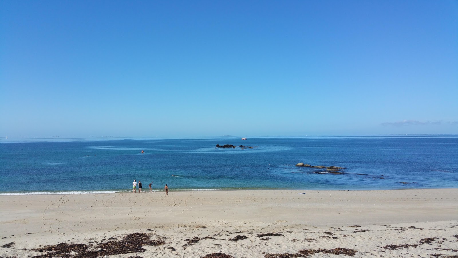 Foto av Plage de Kerlaeren med beige sand yta