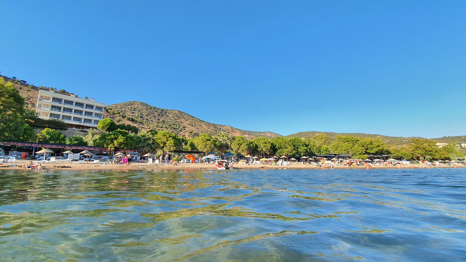 Foto di Denizkoy beach con una superficie del acqua cristallina