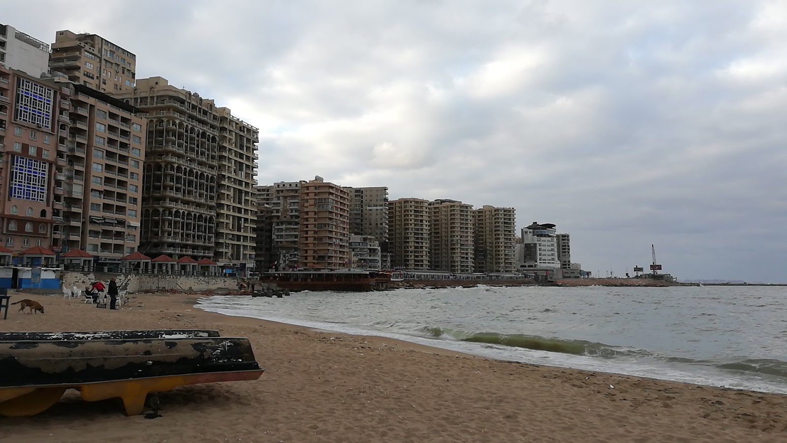 Saraya Public Beach'in fotoğrafı geniş bir kıyı şeridi ile birlikte