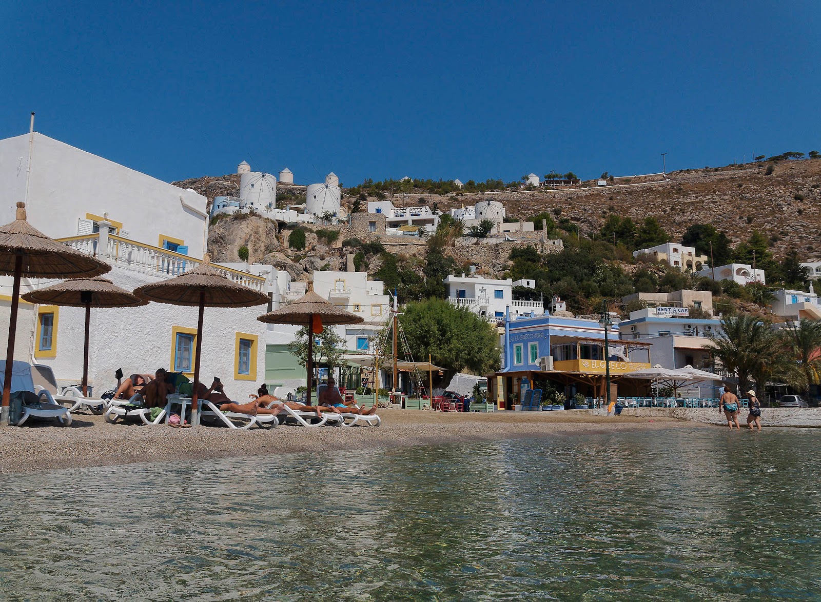 Foto av Zorbas Taverna beach och dess vackra landskap