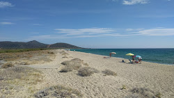 Foto von Spiaggia di Su Tiriarzu von Klippen umgeben