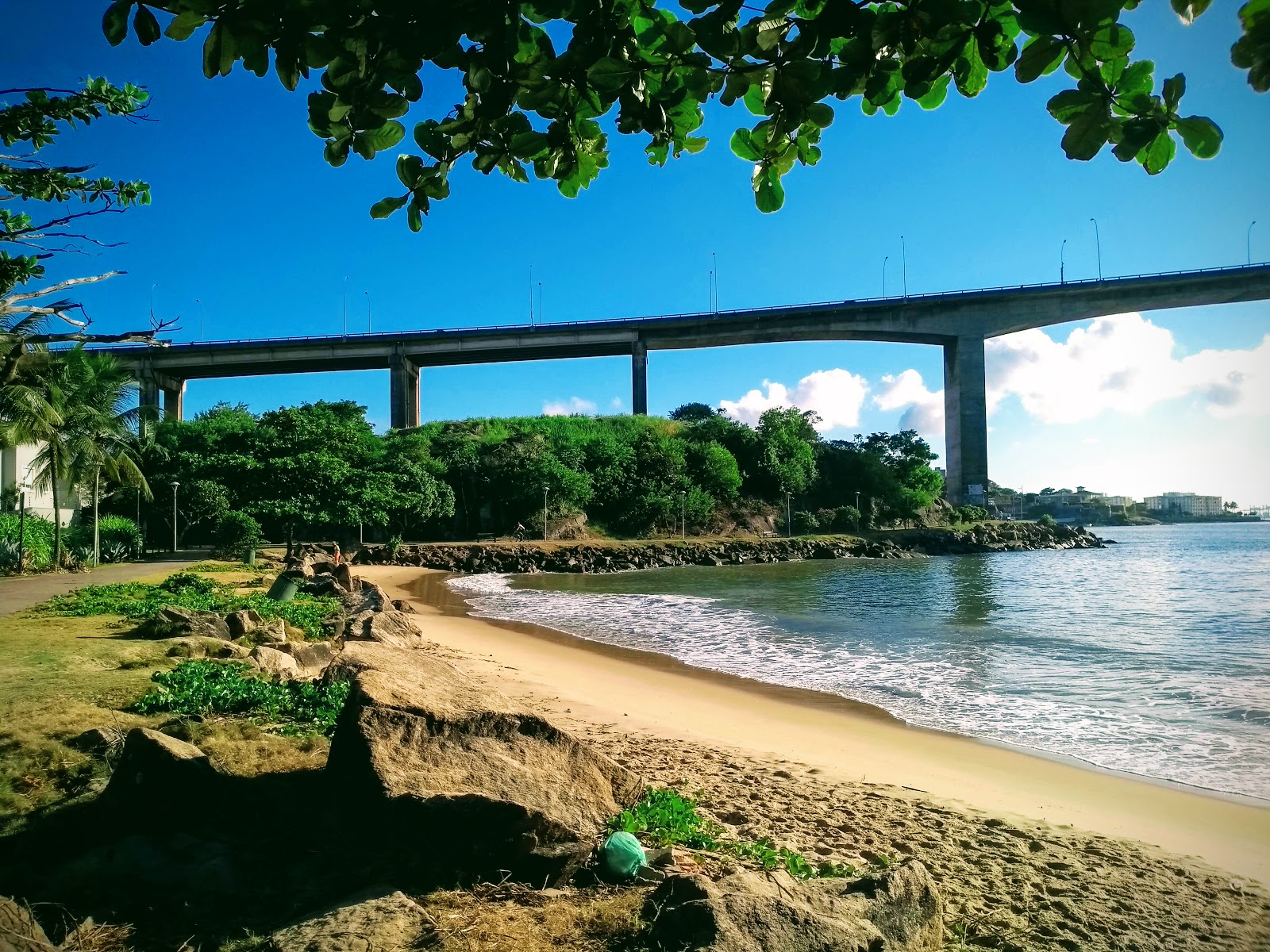 Foto von Praia do Meio mit beiger sand Oberfläche