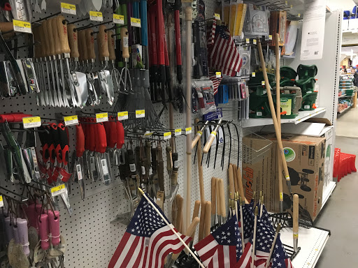 Pet Supply Store «Essex County Co-Op», reviews and photos, 146 S Main St, Topsfield, MA 01983, USA