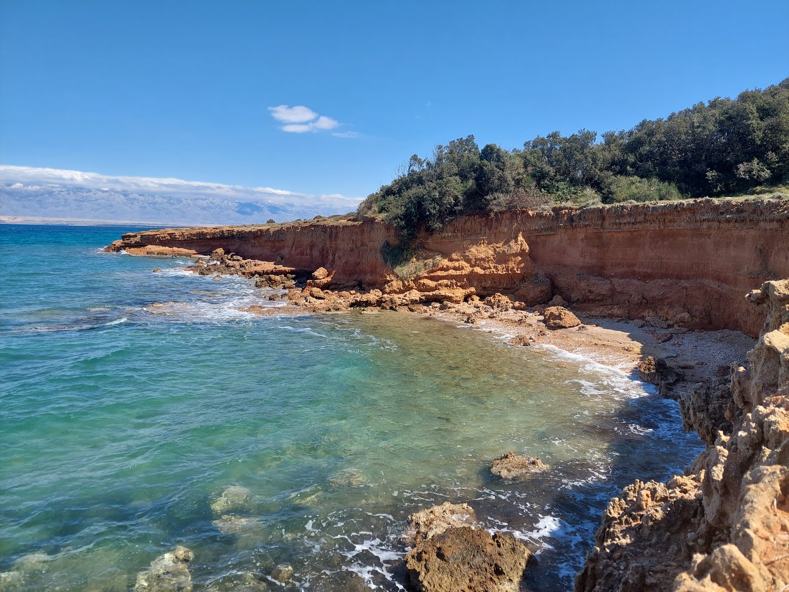 Foto de Vrulja Beach con terreno rocoso superficie