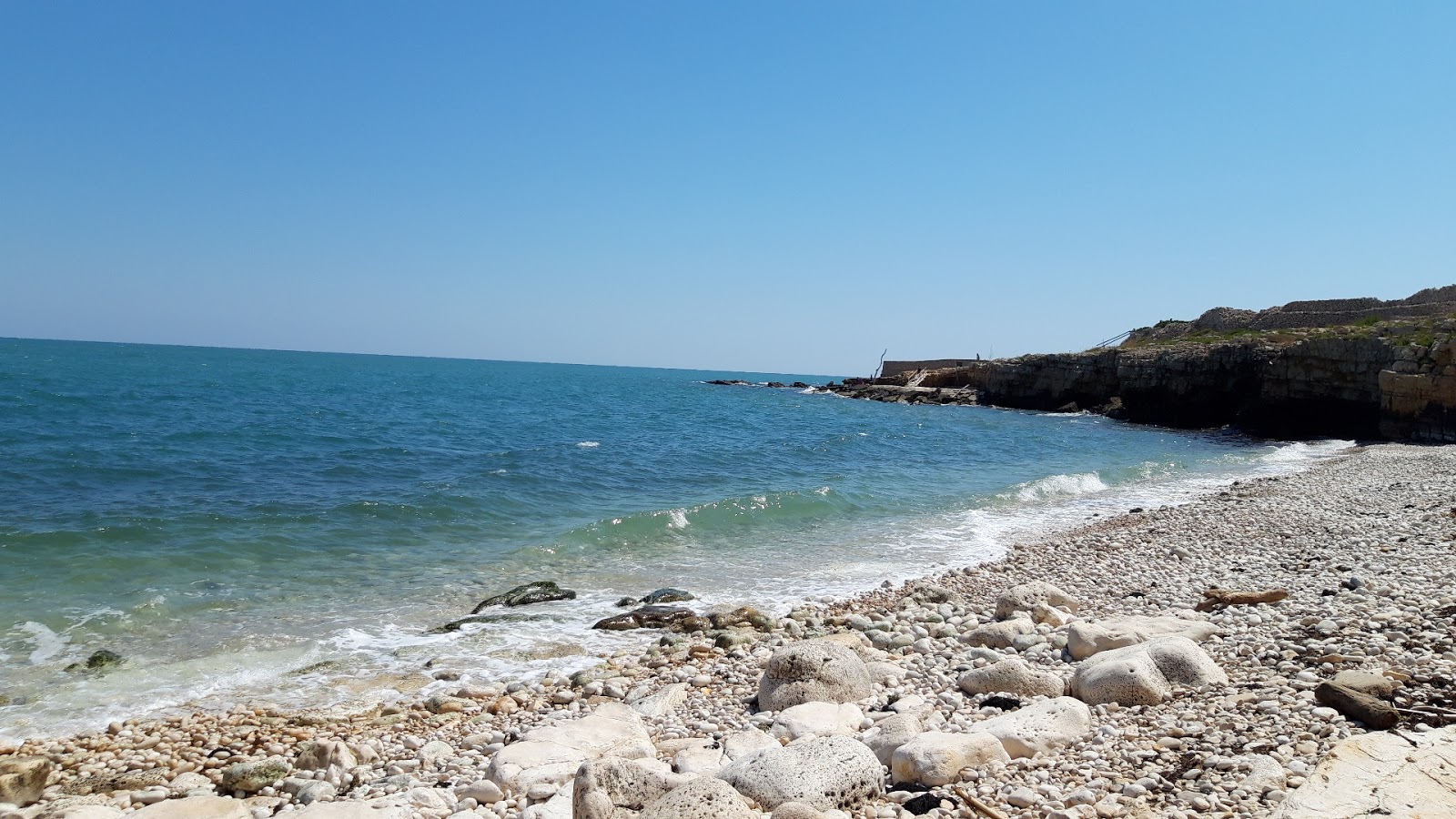 Ripalta beach'in fotoğrafı mavi saf su yüzey ile