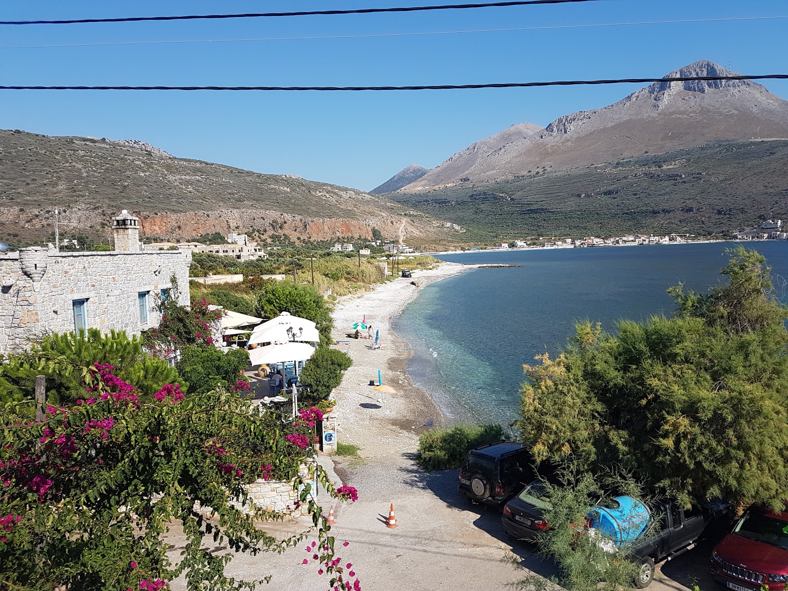 Foto di Paralia Karavostasiou con una superficie del ciottoli grigi