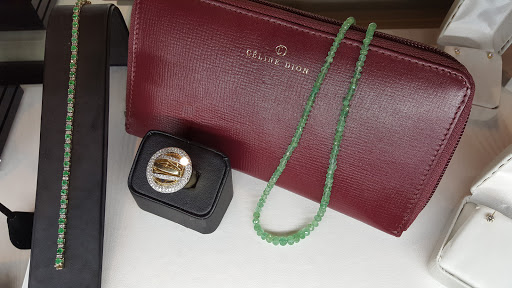 Jewelry Store «Vaughn Garouche Jewelers», reviews and photos, 1034 E Schaumburg Rd, Streamwood, IL 60107, USA