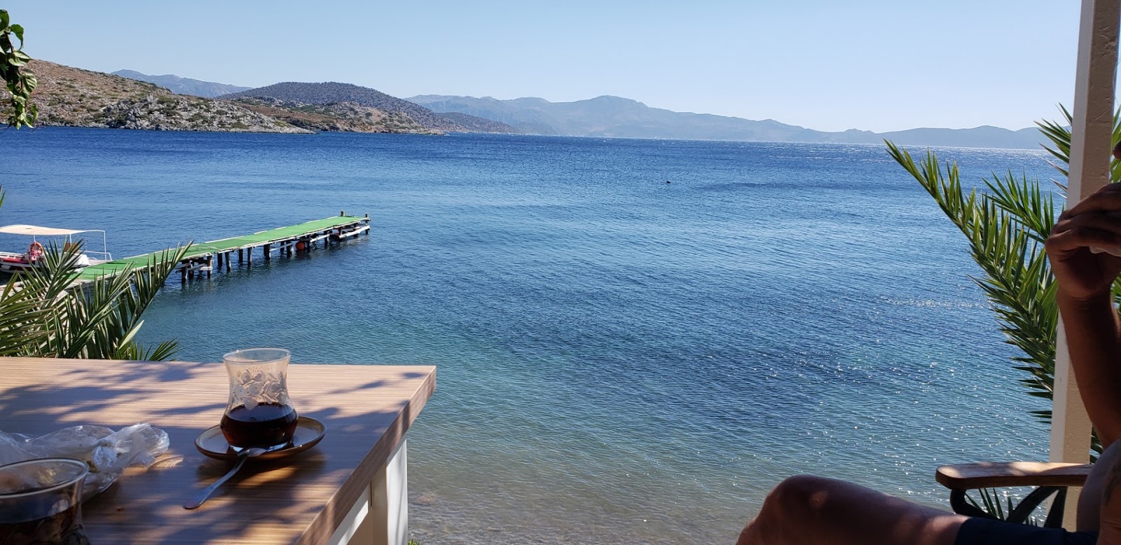 Amas beach IV'in fotoğrafı gri çakıl taşı yüzey ile