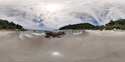 Photo de Praia do Ribeiro protégé par des falaises