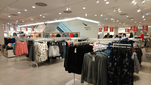 Stores to buy children's clothing Stuttgart