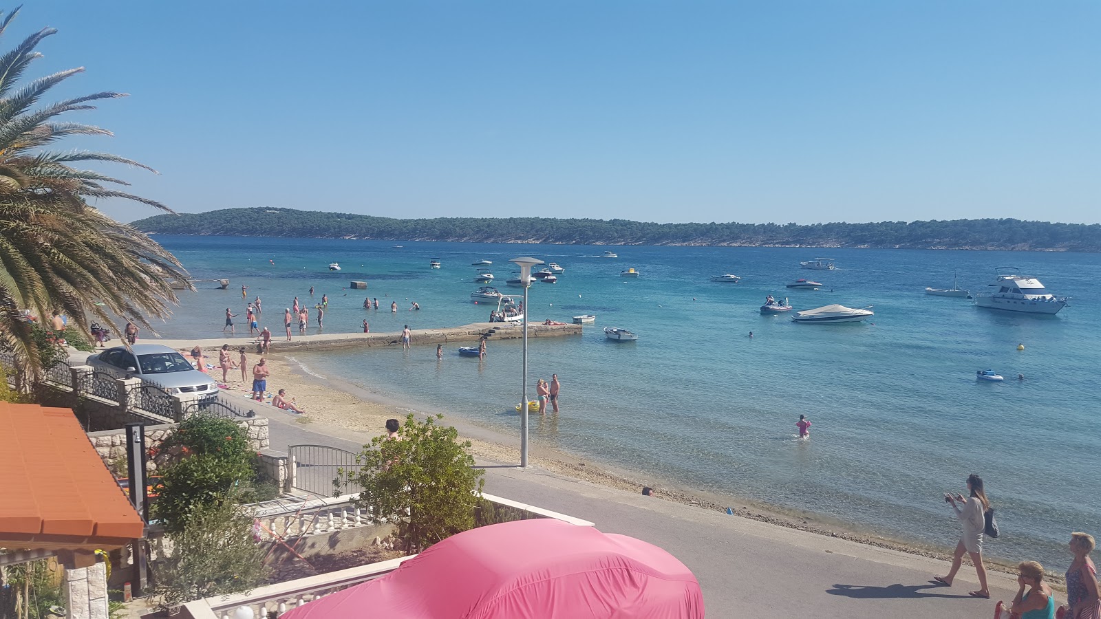 Foto von Petrac beach mit grauer sand Oberfläche