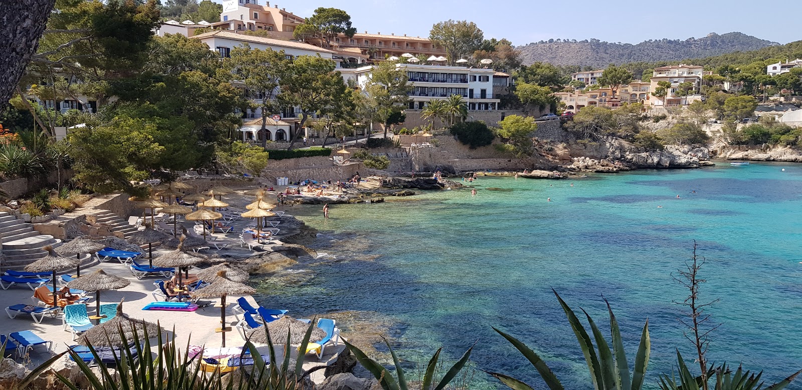 Foto von Cala fornells mit feiner beiger sand Oberfläche