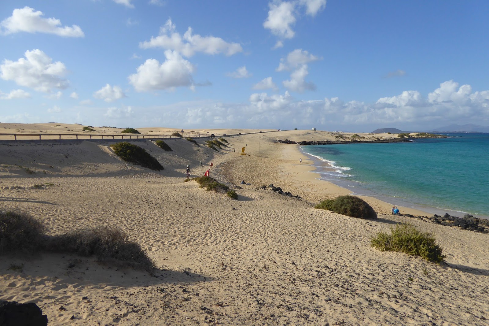 Zdjęcie Plaża Alzada z powierzchnią turkusowa czysta woda
