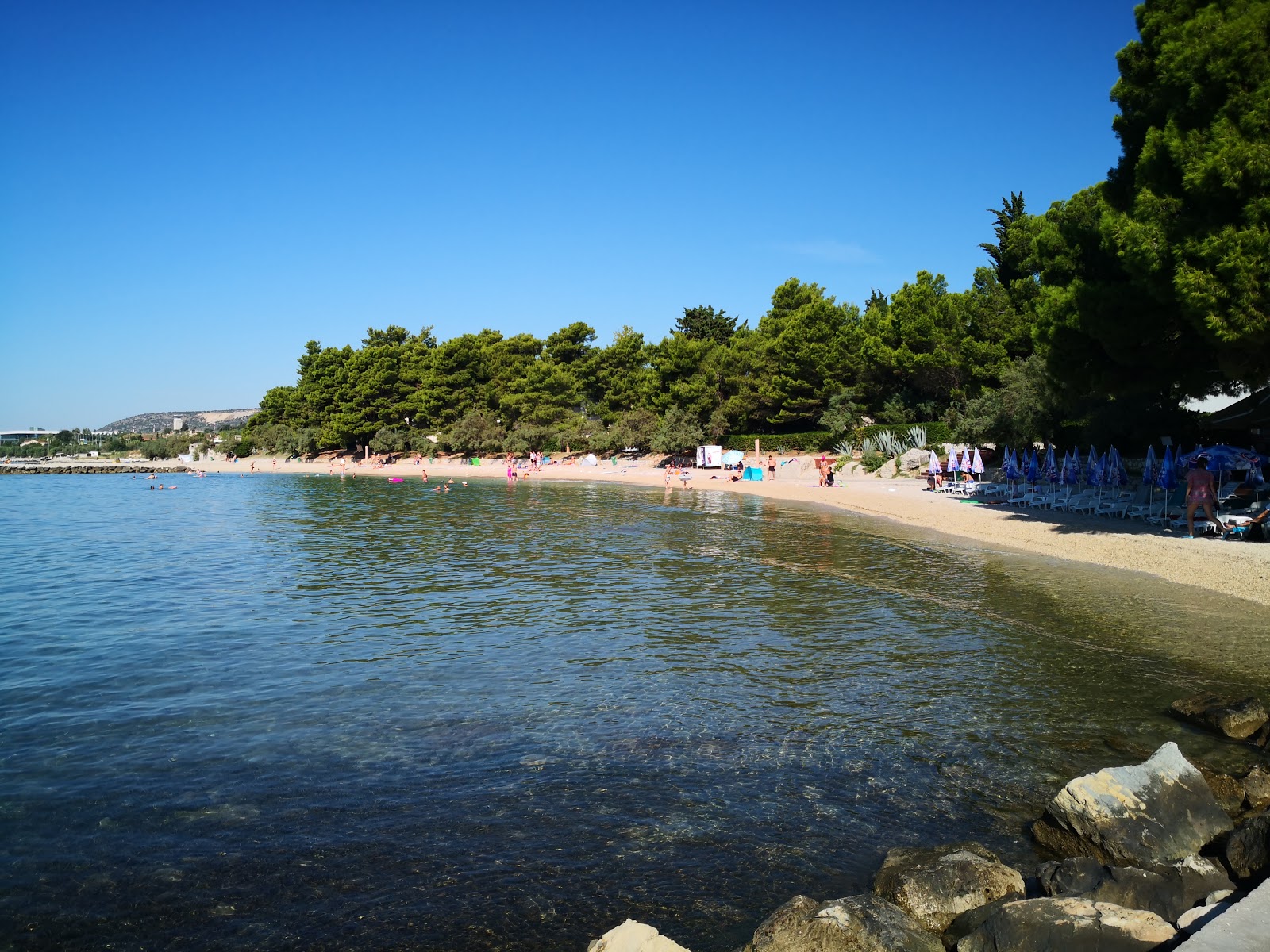 Foto von Resnik beach mit türkisfarbenes wasser Oberfläche