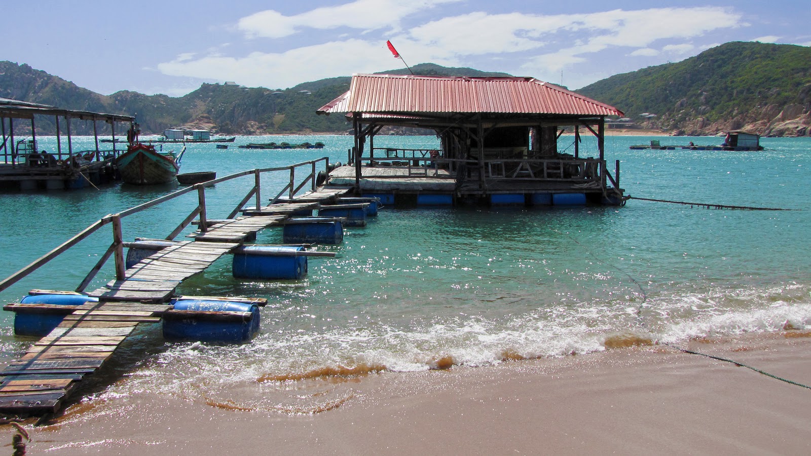 Vinh Hy Beach的照片 带有碧绿色纯水表面