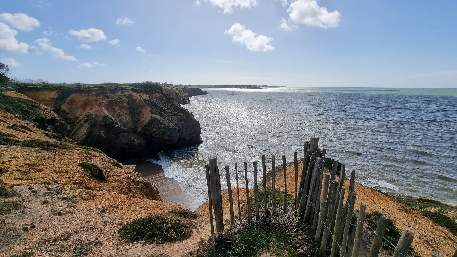 Plage De La Marche Aux Boeufs'in fotoğrafı dağlarla çevrili