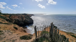 Plage De La Marche Aux Boeufs'in fotoğrafı dağlarla çevrili