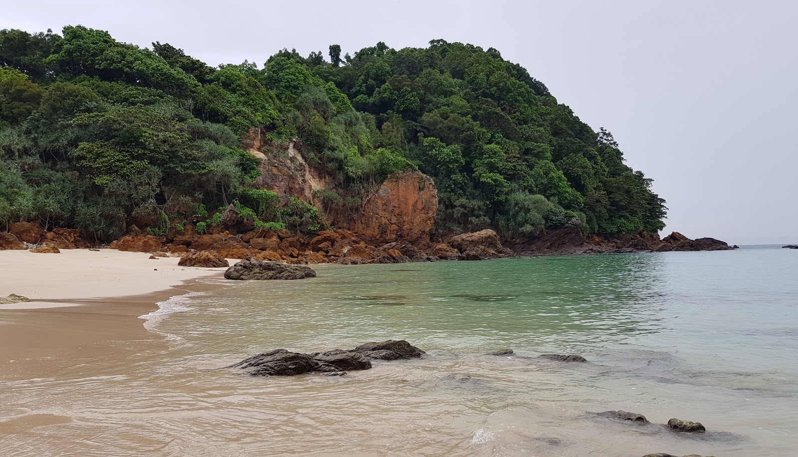 Foto di Sunset Beach sorretto da scogliere