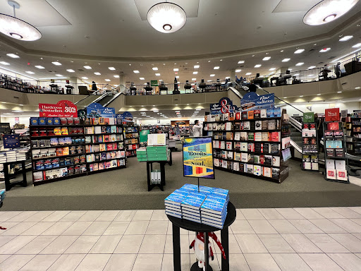 Book Store «Barnes & Noble», reviews and photos, 91 Old Country Rd, Carle Place, NY 11514, USA