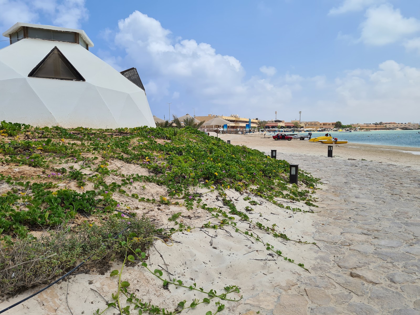 Foto von Yachtel Hotel Beach - beliebter Ort unter Entspannungskennern