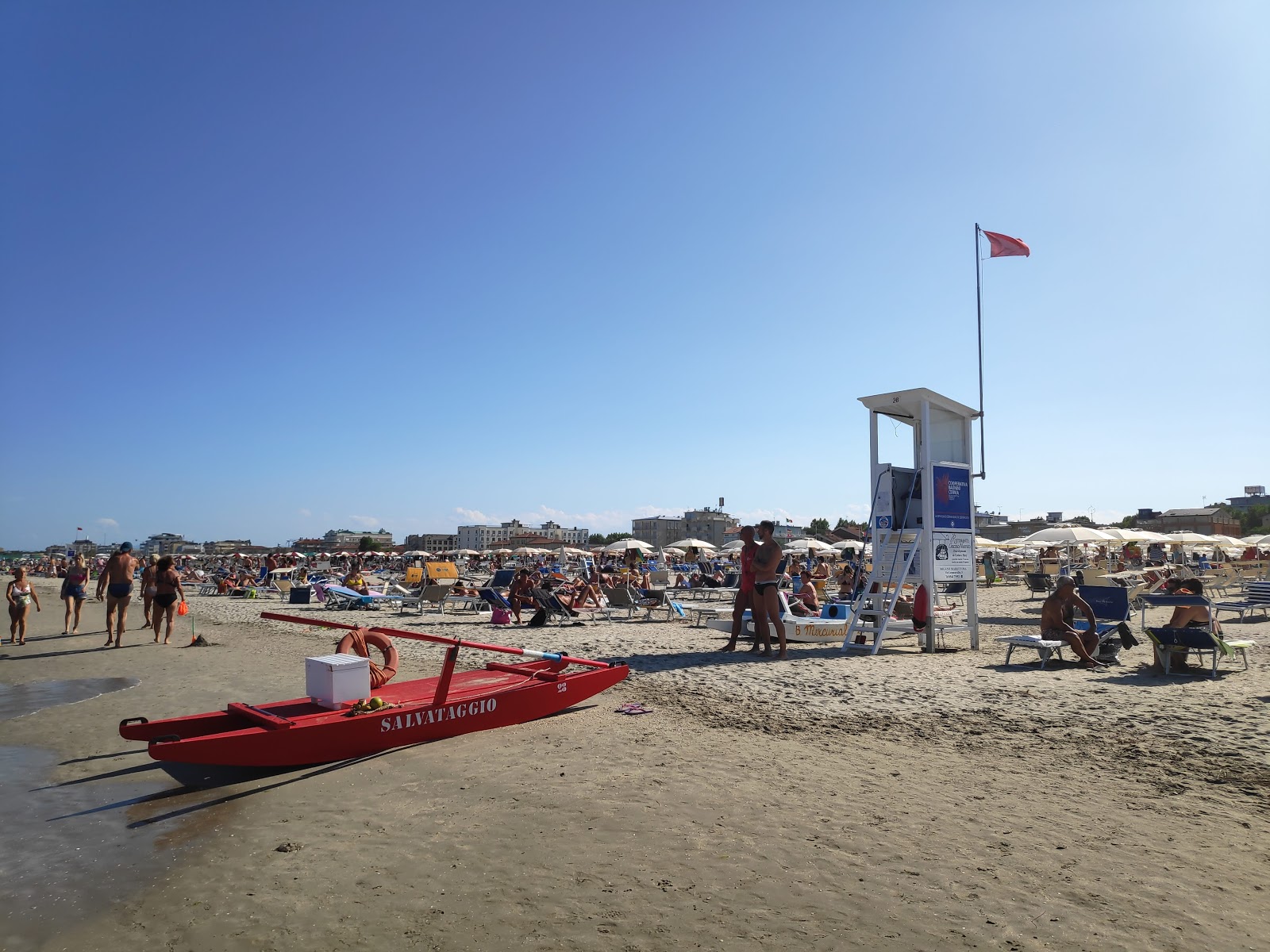 Fotografija Spiaggia libera di Cervia z turkizna voda površino