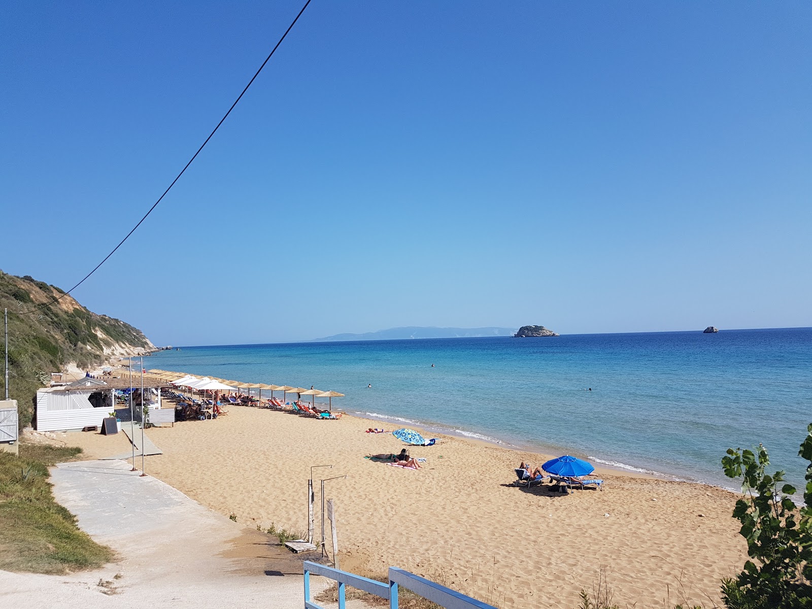 Foto von Avithos beach und seine wunderschöne Landschaft