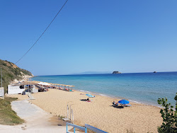 Foto von Avithos beach und seine wunderschöne Landschaft