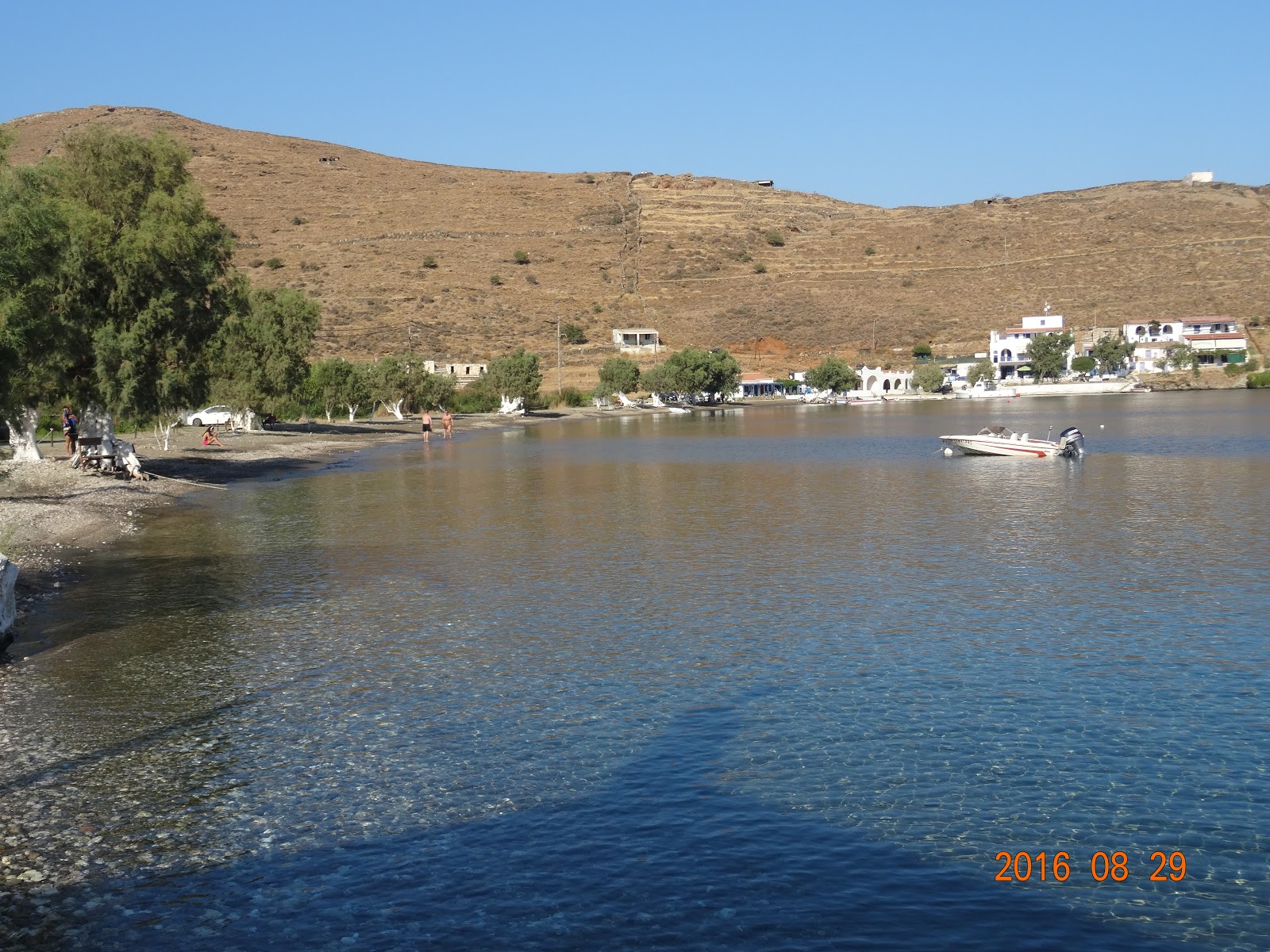 Paralia Ag. Stefanos'in fotoğrafı uçurumlarla desteklenmiş
