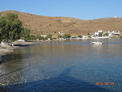Paralia Ag. Stefanos'in fotoğrafı uçurumlarla desteklenmiş