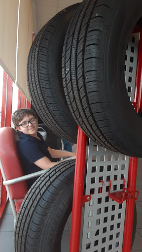 Tire Shop «Discount Tire Store - Lubbock, TX», reviews and photos, 1702 Avenue Q, Lubbock, TX 79401, USA