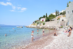 Foto von Kamini Beach umgeben von Bergen