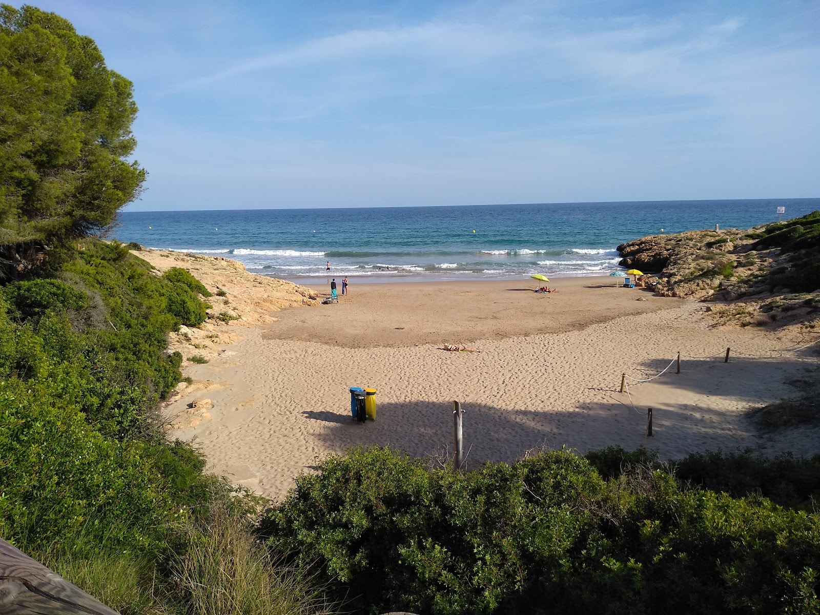 Photo de Cala Romana avec l'eau vert clair de surface