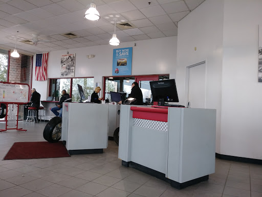 Tire Shop «Discount Tire Store - Auburn Hills, MI», reviews and photos, 200 Brown Rd, Auburn Hills, MI 48326, USA