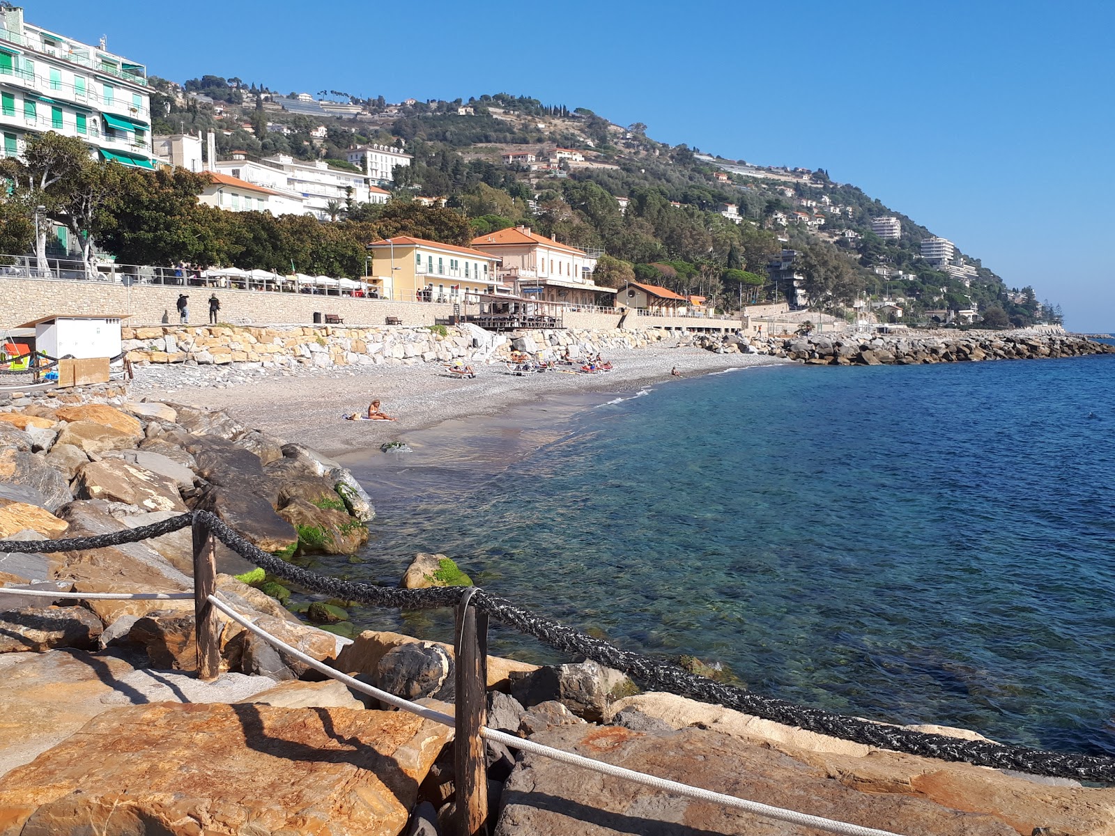 Valokuva Bagni La Scogliera beachista. sisältäen tilavat monen lahden