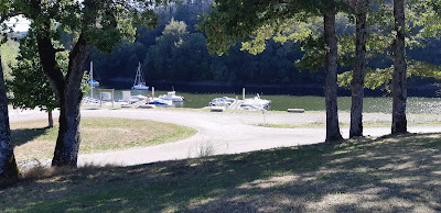Parking de la rampe de mise à l'eau à Salles-Curan