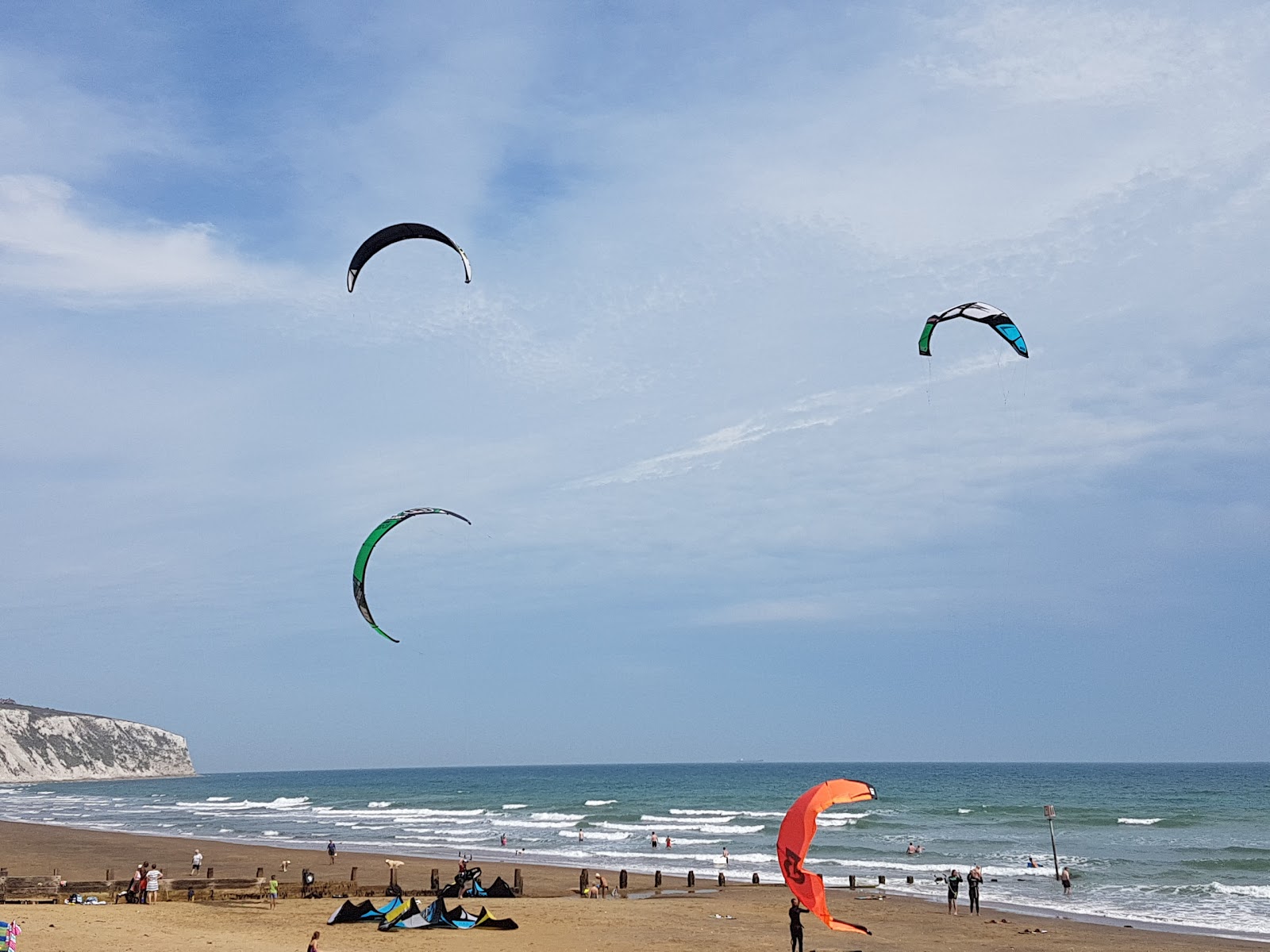 Foto de Yaverland Beach com linha costeira longa e reta