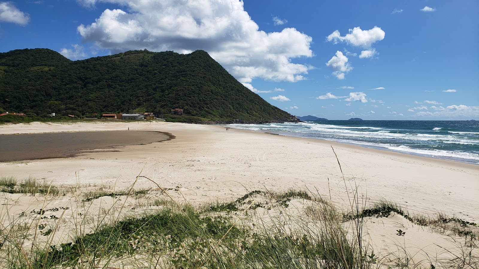 Photo de Praia do Siriu avec l'eau cristalline de surface