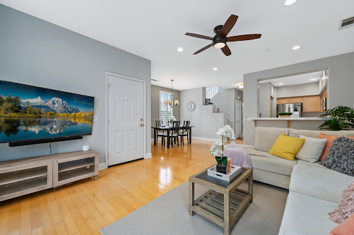 Jessica Hong, REALTOR - Hong Real Estate Group image