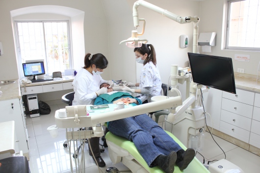 Dr. Roberto Alejandro Tello Salfate, Dentista - Dentista